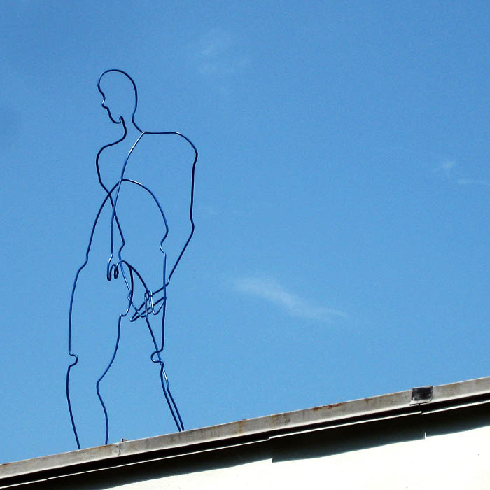 Agnes Keil, nackter blauer Mann beobachtet die Bürger der Stadt, 2003, Höhe 187cm
